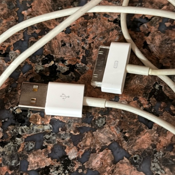 Apple 30 pin to USB charger wire used - Picture 1 of 3